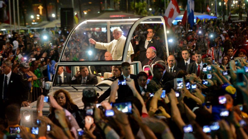 El Papa bendijo a la multitud fuera de protocolo.