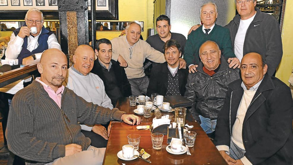 La barra brava del Tata. Todos leprosos hasta la médula, todos amigos de Martino. Por esa mesa, el flamante entrenador del equipo de Messi y compañía pasaba todos los días, al menos una hora.