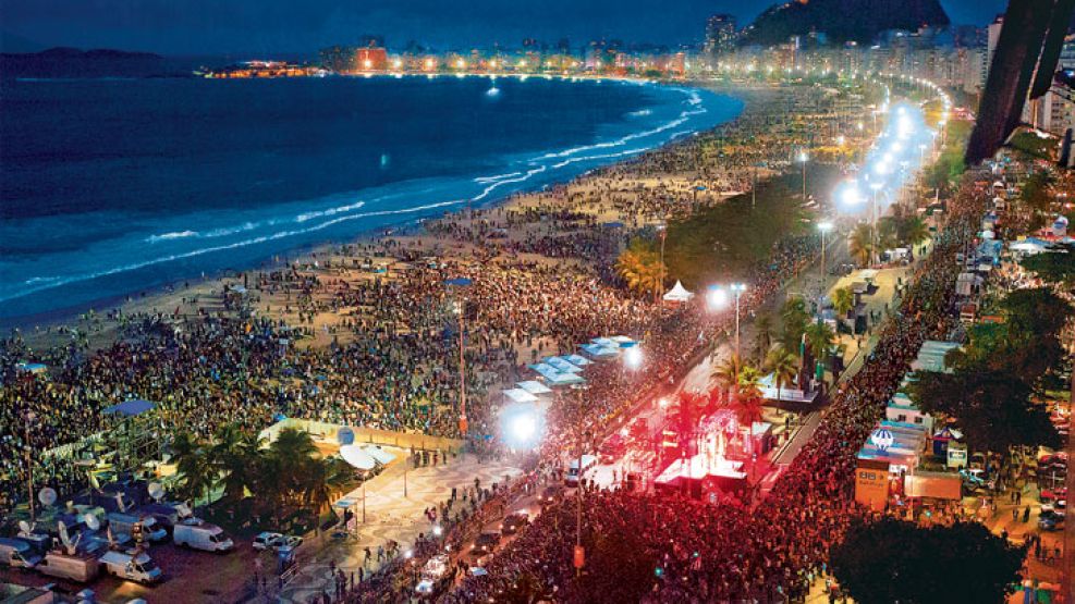 Multitud. Cientos de miles de personas coparon Copacabana y se ubicaron cerca del escenario donde Francisco envió un fuerte mensaje político y social. Además, volvió a romper con el protocolo y a salu