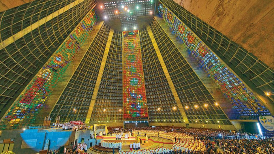 Con los obispos. El Papa dio una misa en la catedral de Río para obispos y les dio directivas sobre el rumbo que debe tomar la Iglesia en el futuro. Lo escucharon muy atentos.