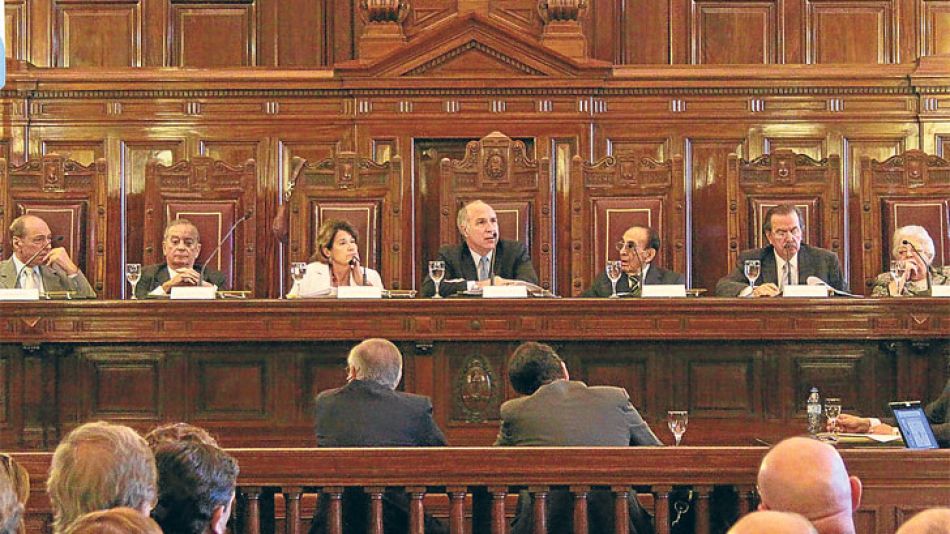Corte. La decisión del Máximo Tribunal pondrá punto final a la disputa más importante del Gobierno. La norma fue sancionada en 2009 y el fallo final llega en medio de la campaña electoral.