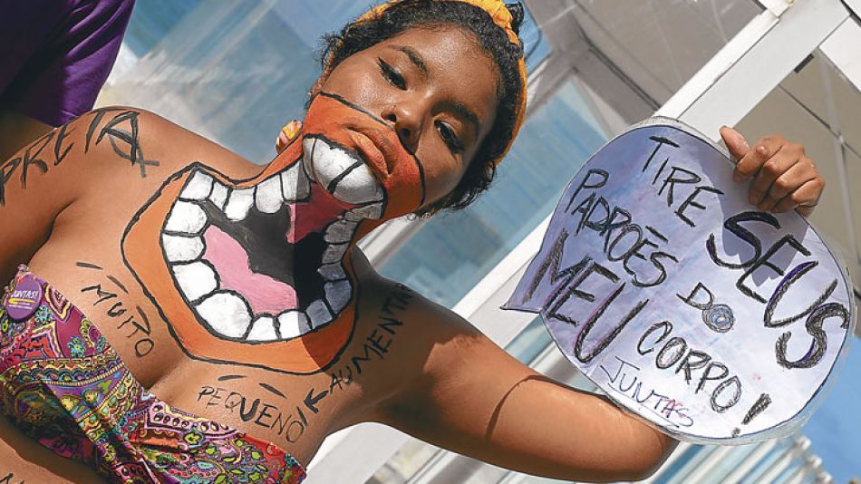 Poner el cuerpo. Las militantes bailaron sin ropa al grito de "Saquen sus rosarios de mis ovarios".