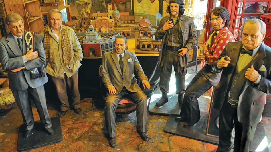 Taller. Con su creador, las réplicas de Luis Landriscina, Juan Domingo Perón, el Che Guevara, Sandro y el inglés Winston Churchill. También Daniel Scioli.