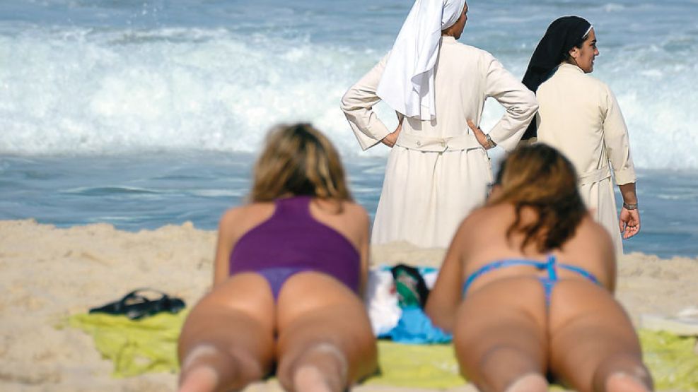 Bikinis vs. hábitos. Copacabana fue invadida por turistas y religiosos convocados por el Papa.