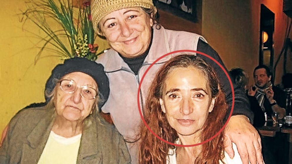 De terror. El sueño de la mujer de 63 años se convirtió en pesadilla. En la foto se la ve junto a su hermana Marina y su madre.