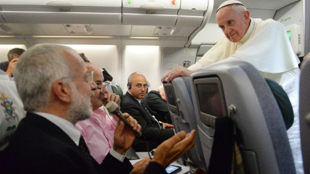 El encuentro de Francisco con los periodistas durante una hora y media del vuelo de Río a Roma en julio de 2013.