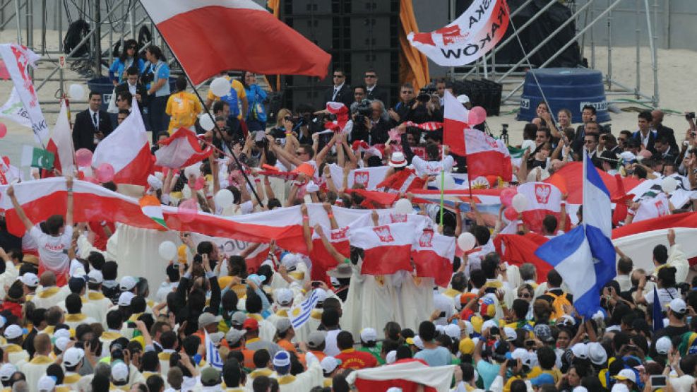 Los jóvenes polacos saltaron de alegría al enterarse de la noticia anunciada por el propio Papa Francisco.