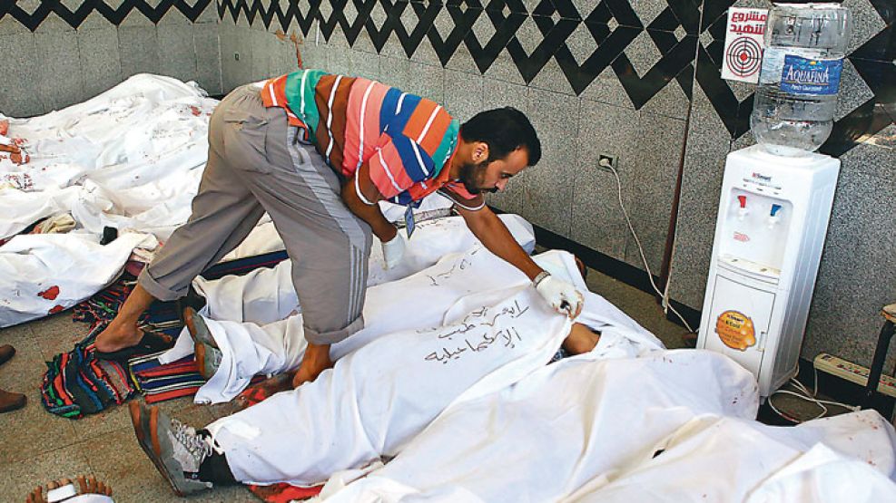 Matanza. Los hospitales de El Cairo se vieron desbordados ayer por la cantidad de víctimas fatales.