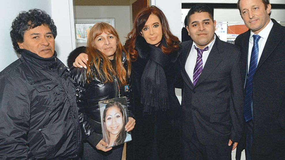 Víctimas. Los padres y el hermano de Fátima con CFK y Martín Insaurralde, en el refugio para mujeres.