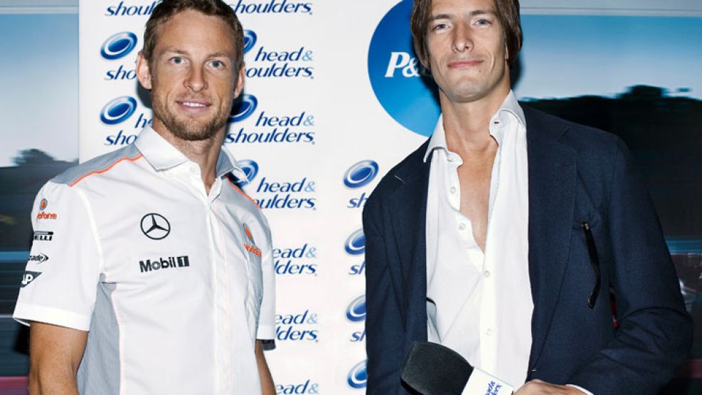 El embajador de Head & Shoulders, el piloto campeón mundial Jenson Button, admirado por su performance y su elegante forma de manejar, junto al argentino Iván De Pineda.