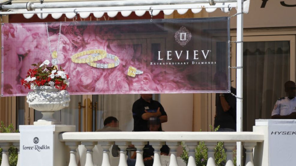 Un ladrón robó 100 millones de euros de la joyería de un hotel en Cannes, Francia. 