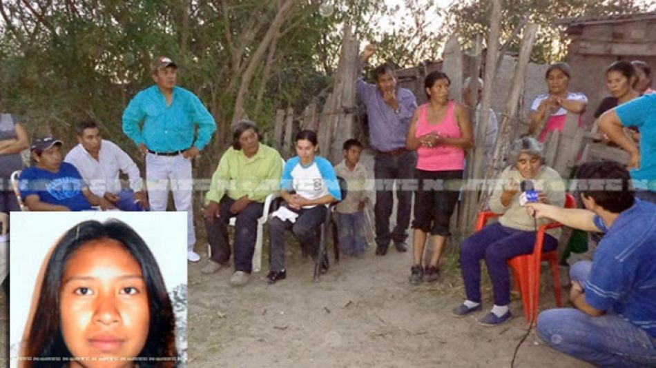 A la joven la encontraron semi desnuda colgada de un árbol.