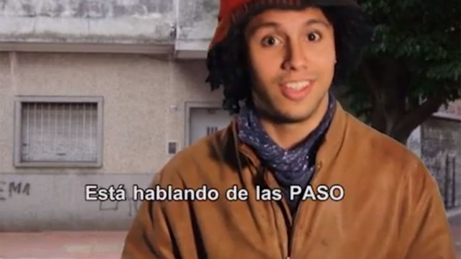 En el spot de La Cámpora, un joven detecta que "hablan de las PASO" en canciones de los Wachiturros, Los del fuego y La Liga.