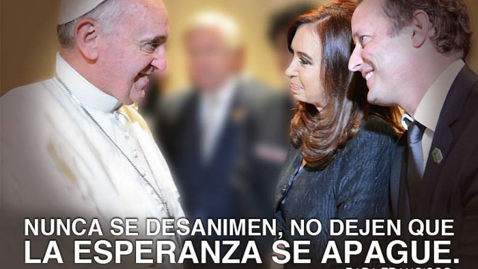 La foto con el Papa, se convirtió en pocos días en afiche de campaña.