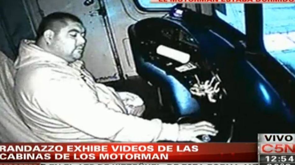 Las cámaras captaron a los trabajadores del tren durmiendo o leyendo libros mientras manejaban.