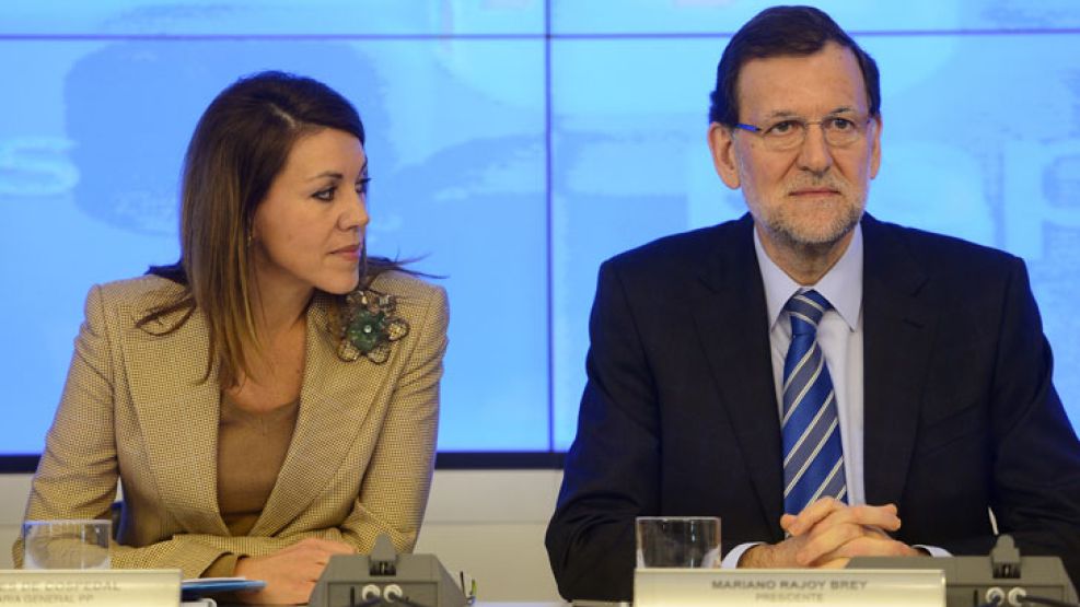 El presidente español Mariano Rajoy y su número 2 en el Partido Popular (PP), María Dolores de Cospedal.