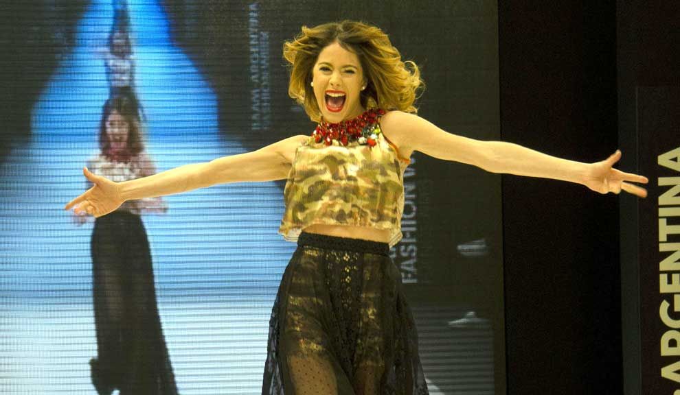 Exitoina  Martina Stoessel debutó como modelo en el BAAM