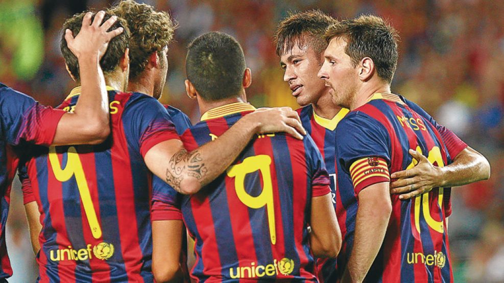 Alta sociedad. Festeja el Barça ante el Santos, ayer en el 8-0. Messi y Neymar se abrazan. 