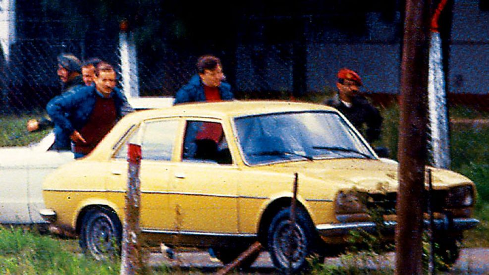 Campo de Mayo, abril de 1987. Claramente se observa el Peugeot 504, en el que se movilizaba Milani, rodeado de carapintadas, civiles y otros uniformados.