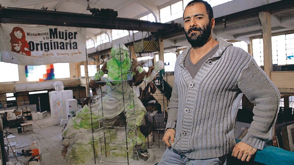 Arte. Andrés Zerneri recibió a PERFIL en su taller y exhibió por primera vez el molde de yeso de la estatua que se emplazará en lugar de la de Colón. Allí también realiza otra en homenaje a la Mujer O
