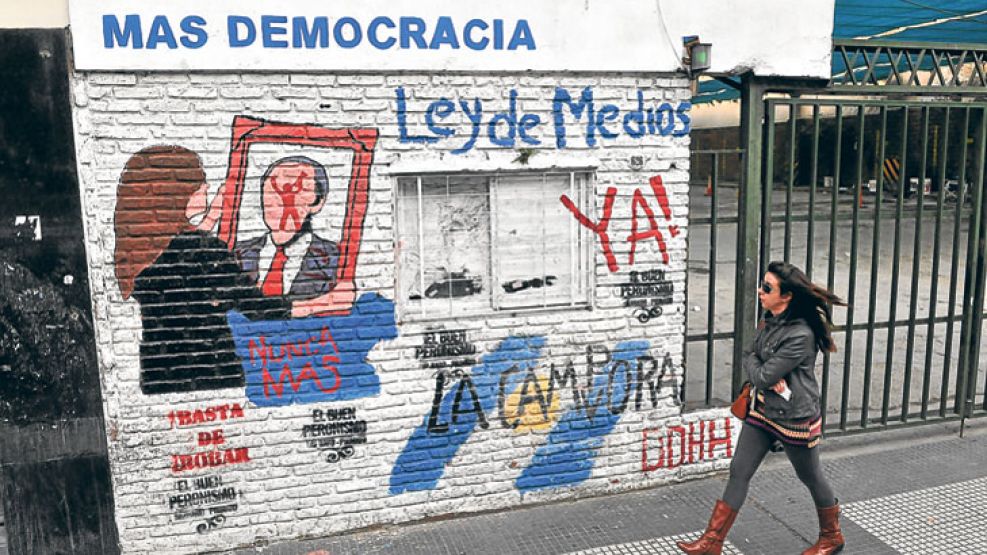CLIMA. La nueva normativa le da a la Casa Rosada otra arma contra el multimedios. En la foto, una pintada ayer cerca de Plaza de Mayo.