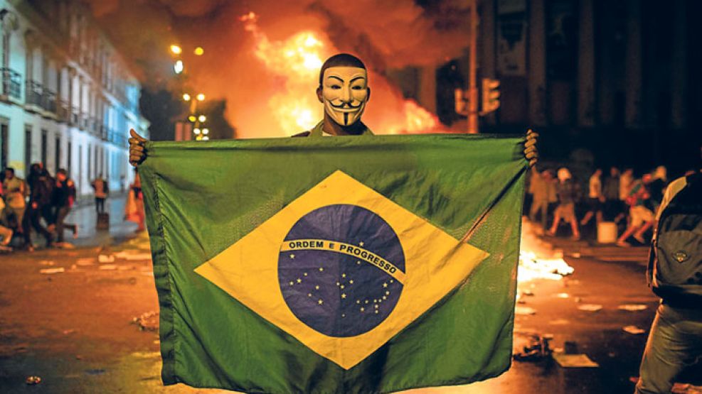 Indignados. Jóvenes de Brasil sorprendieron a Dilma Rousseff.