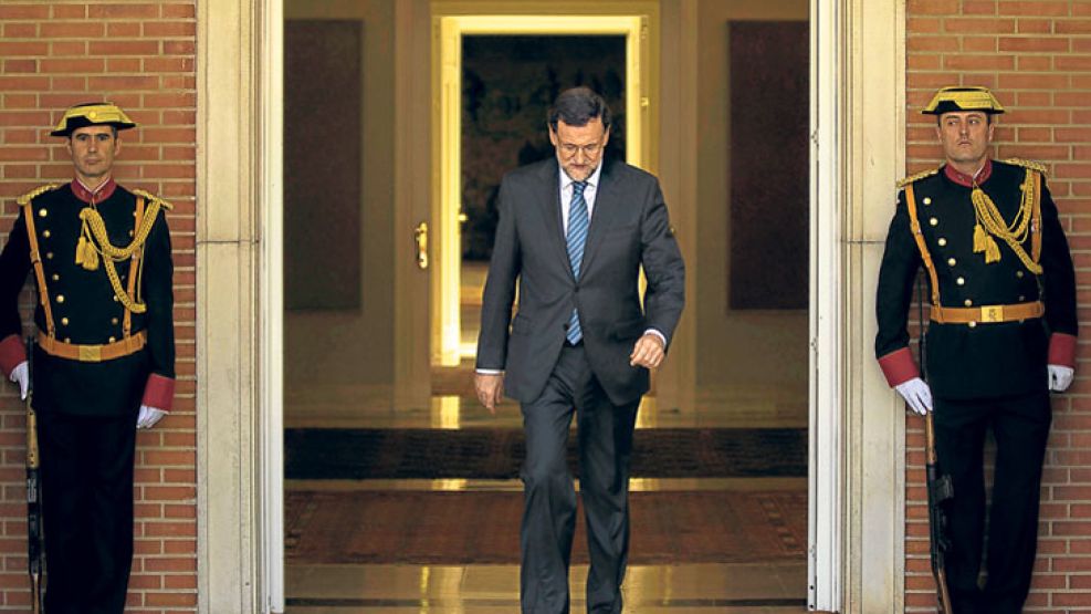 Para abajo. Mariano Rajoy se dirige a comparecer ante el Congreso esta semana. Aseguró que no va a pedir elecciones anticipadas.