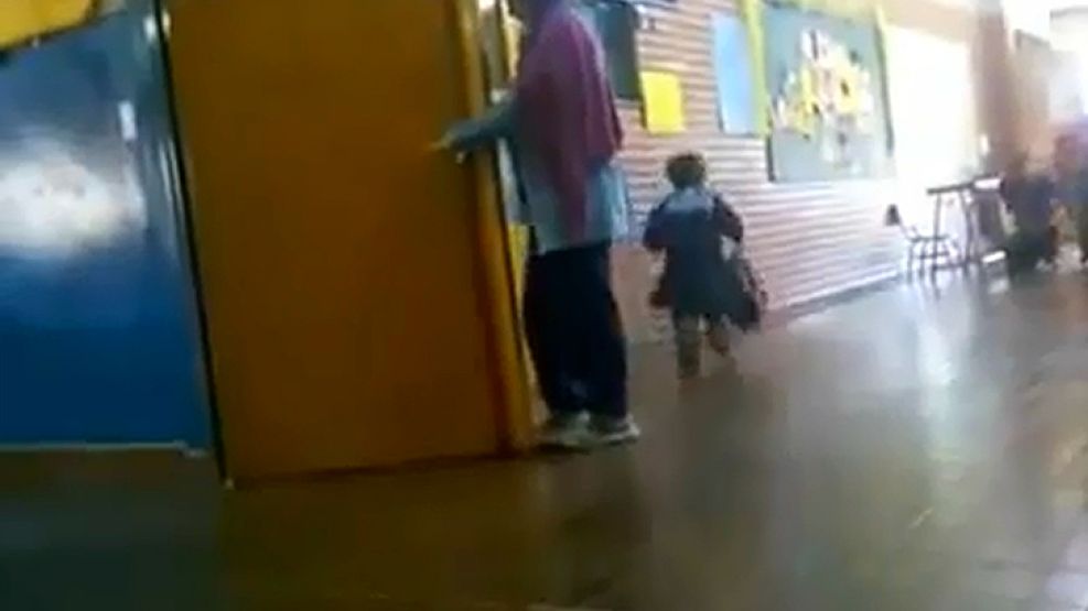 En el video se observa a la maestra encerrando al menor entre las dos puertas.