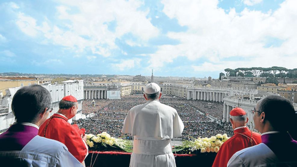 Habemus Papam. Jorge Bergoglio sorprendió al mundo entero cuando asumió el poder del Vaticano. A fuerza de buenos gestos logró apoyo debido a algunas posturas progresistas pero no cuestionó ninguno de