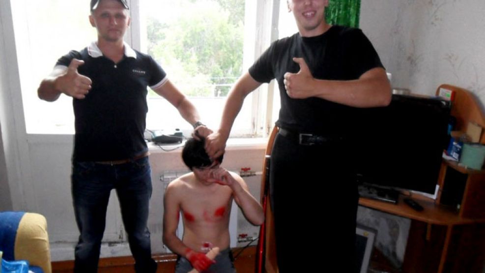 Banda de neonazis torturan al joven homosexual uzbeko.