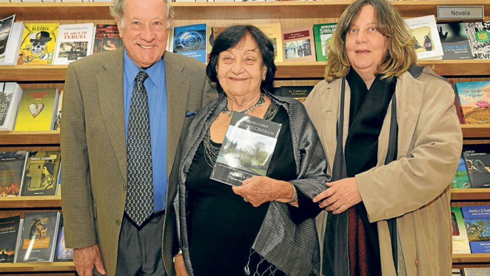 Familia. Bob Cox junto a Maud, con la que está casado desde hace más de cincuenta años, y su hija Victoria, que aporta un ensayo al libro. 