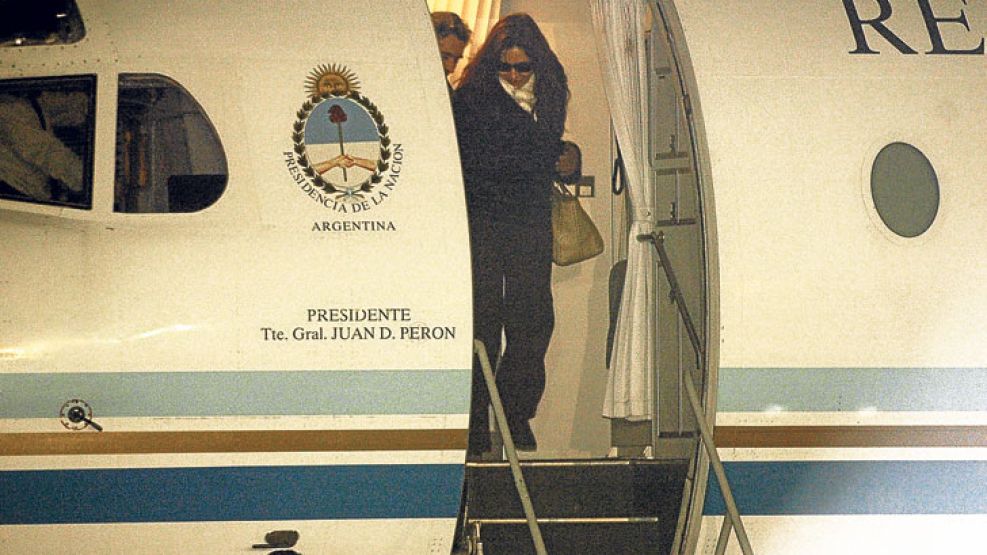 Arribo. La presidente partió ayer desde el Aeroparque.