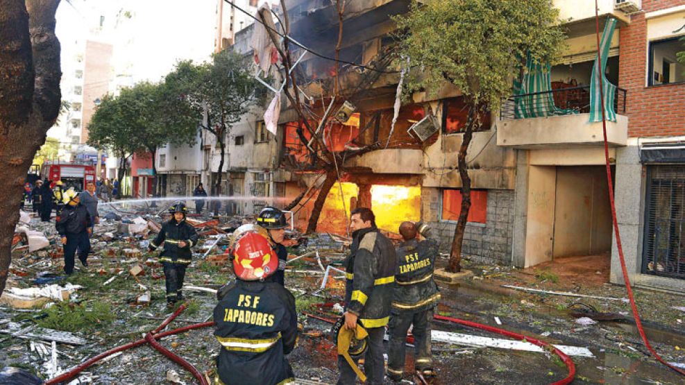 Bomberos. Tras la explosión y el derrumbe, sobrevino un incendio en la torre que da al frente. Rosario no olvidará nunca este martes 6 de agosto.