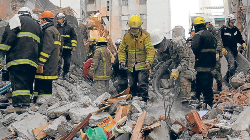 Destrucción. Rescatistas trabajan en los escombros del edificio ubicado en la calle Salta 2141.
