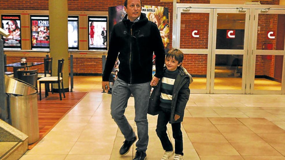 Salida. El candidato kirchnerista Martín Insaurralde aprovechó la veda para llevar a su hijo al cine.