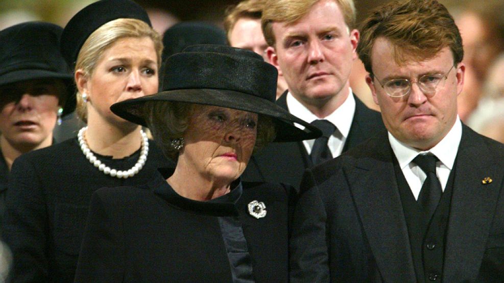 Imagen de archivo. La Casa Real de Holanda asisten en octubre de 2002 al funeral del príncipe Claus, esposo de la entonces reina Beatriz.