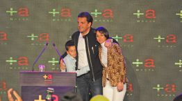 Celebracion. El candidato ganador con su esposa, Malena Galmarini, y su hijo, en el escenario del centro de convenciones de Tigre.