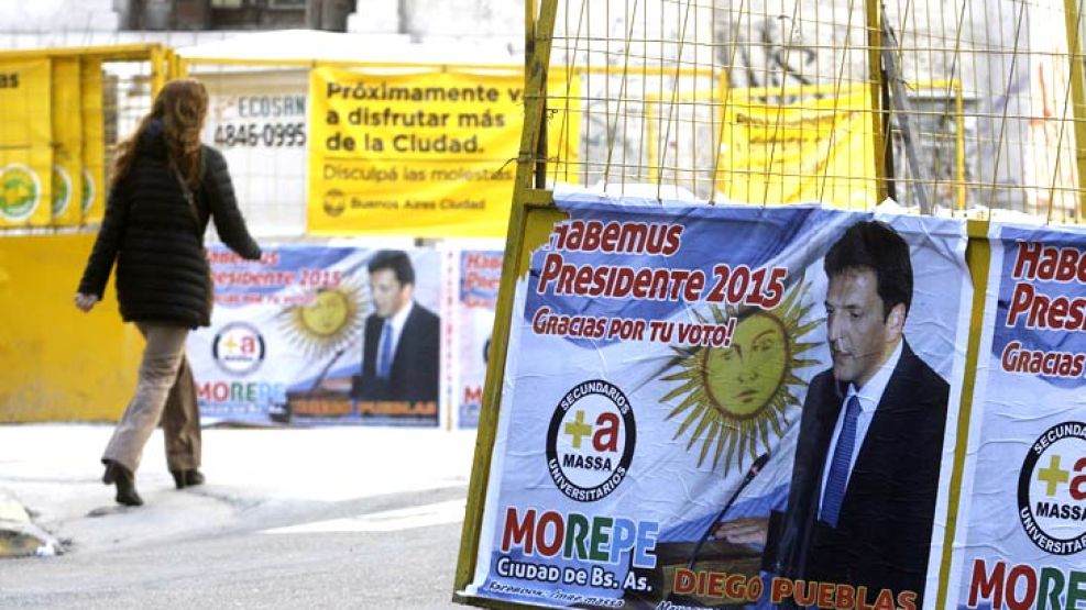Carteles con el rostro del intendente de Tigre, Sergio Massa, aparecieron en varios puntos de la ciudad de Buenos Aires con la consigna "Habemus Presidente 2015, gracias por tu voto".