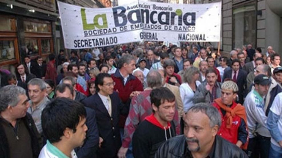 El sindicato tomó la resolución a partir de un conflicto que mantiene abierto con el Gobierno de la Provincia de Tucumán, a raíz del despido de 33 empleados de la Caja Popular de Ahorros.