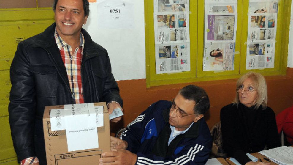 Scioli, el último domingo, votando en la Escuela N° 16 de Tigre. 