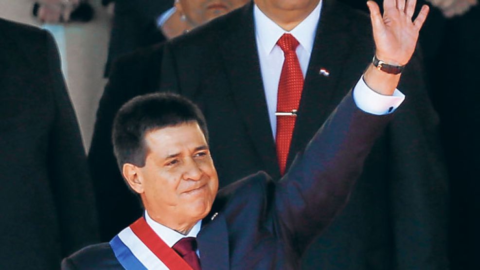 Banda presidencial. El colorado Horacio Cartes asumió este jueves la presidencia de Paraguay.
