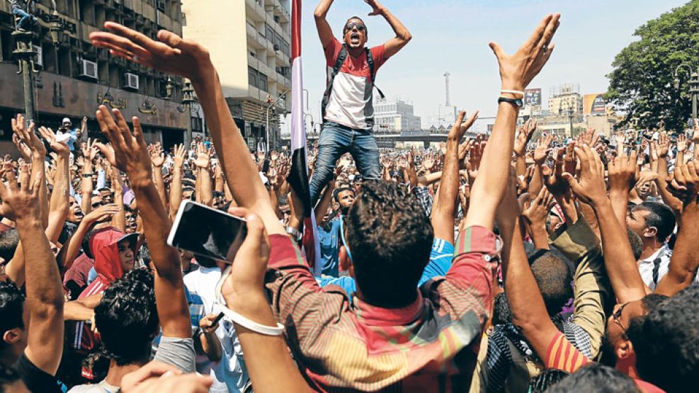 Furia. Las masivas manifestaciones en apoyo al ex presidente Morsi fueron organizadas por los Hermanos Musulmanes, quienes sostenían al líder islámico. La crisis deja al país africano peligrosamente c