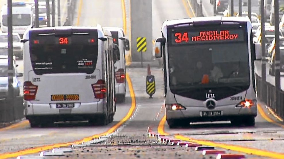 Versiones. En Turquía y Tailandia el sistema BRT funciona desde hace años. Pese a que en estos países se instalaron estaciones en medio de la autopista, lograron reducir en más del 50% los tiempos de 