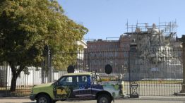 Una camioneta de "Buenos Aires Verde" bloquea uno de los accesos al Parque Colón donde el Gobierno nacional quiere meter una grúa y remover la estatua.