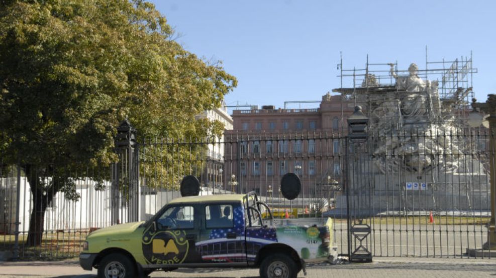 Una camioneta de "Buenos Aires Verde" bloquea uno de los accesos al Parque Colón donde el Gobierno nacional quiere meter una grúa y remover la estatua.
