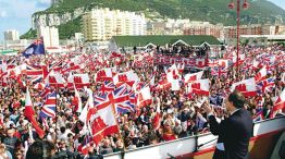 Sol para los ingleses. En las puertas del Mediterráneo, Gibraltar es un lugar soñado para que los británicos puedan ir a la playa.