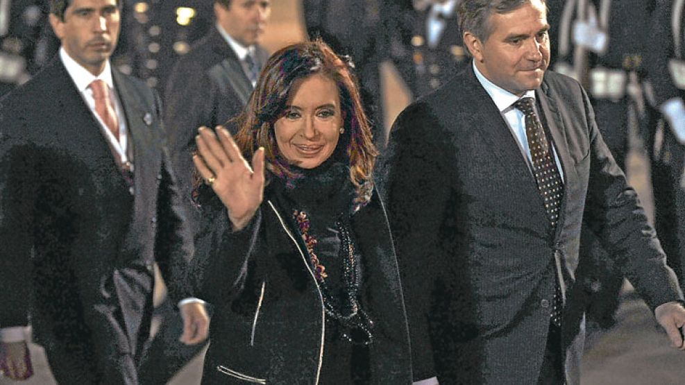 Despedida. La Presidenta saluda en su visita a Paraguay.