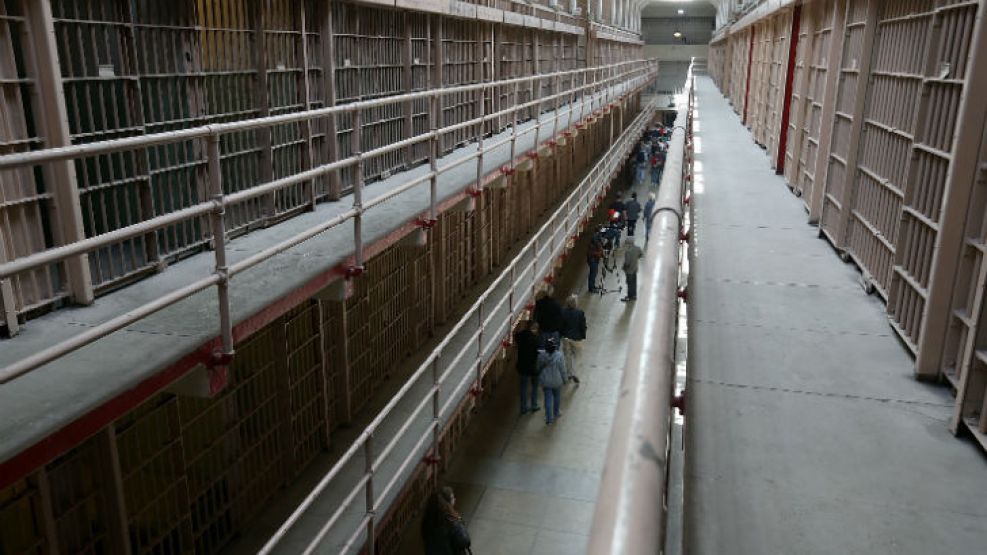  La fuga más famosa de Alcatraz fue en 1962, en parte porque nunca volvió a saberse nada de los tres reclusos y porque, tras ese incidente, el gobierno ordenó el cierre de la prisión.