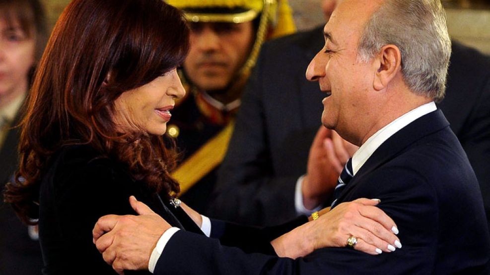 CFK y Puricelli firmaron un decreto para "fortalecer" las fuerzas de seguridad en todo el país.