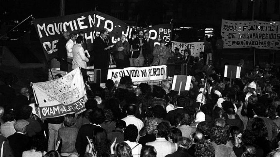 Testimonio. Imagen de la columna que reunió a familiares, intelectuales y religiosos de la colectividad y que marchó contra los militares.